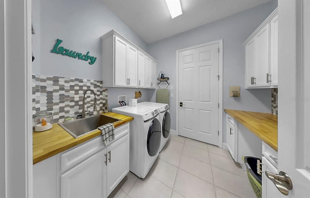 En Venta: $994,000 (5 camas, 4 baños, 3933 Pies cuadrados)