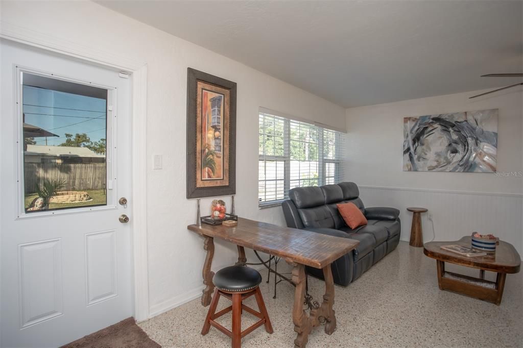 待售: $325,000 (2 贝兹, 1 浴室, 987 平方英尺)