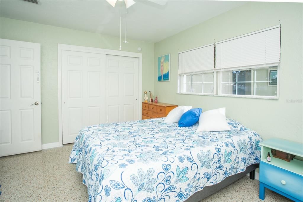 待售: $325,000 (2 贝兹, 1 浴室, 987 平方英尺)