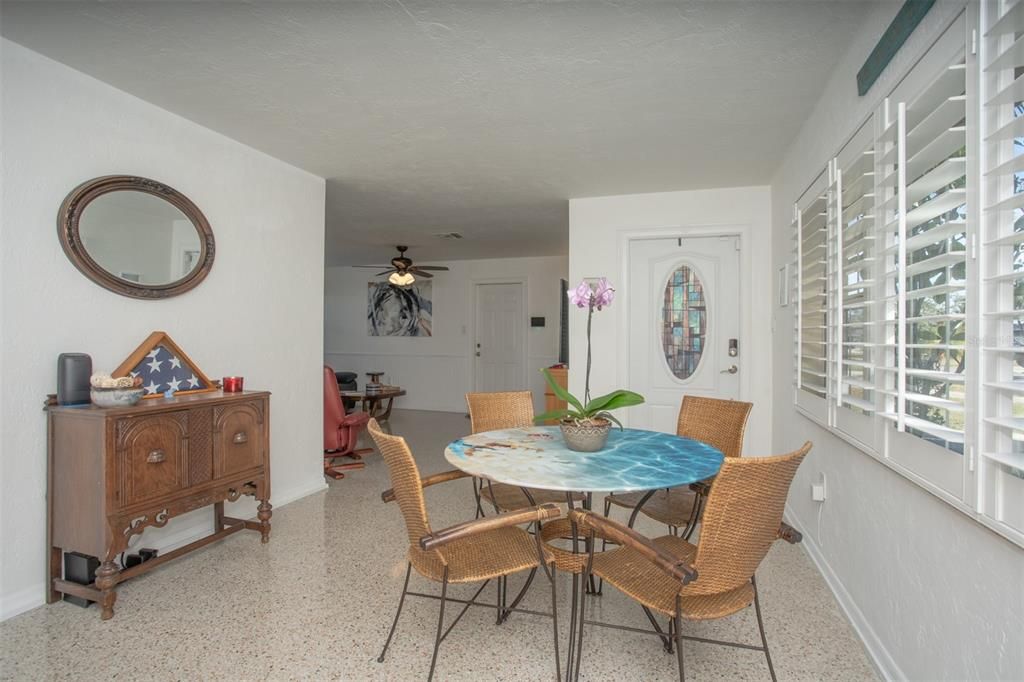 待售: $325,000 (2 贝兹, 1 浴室, 987 平方英尺)