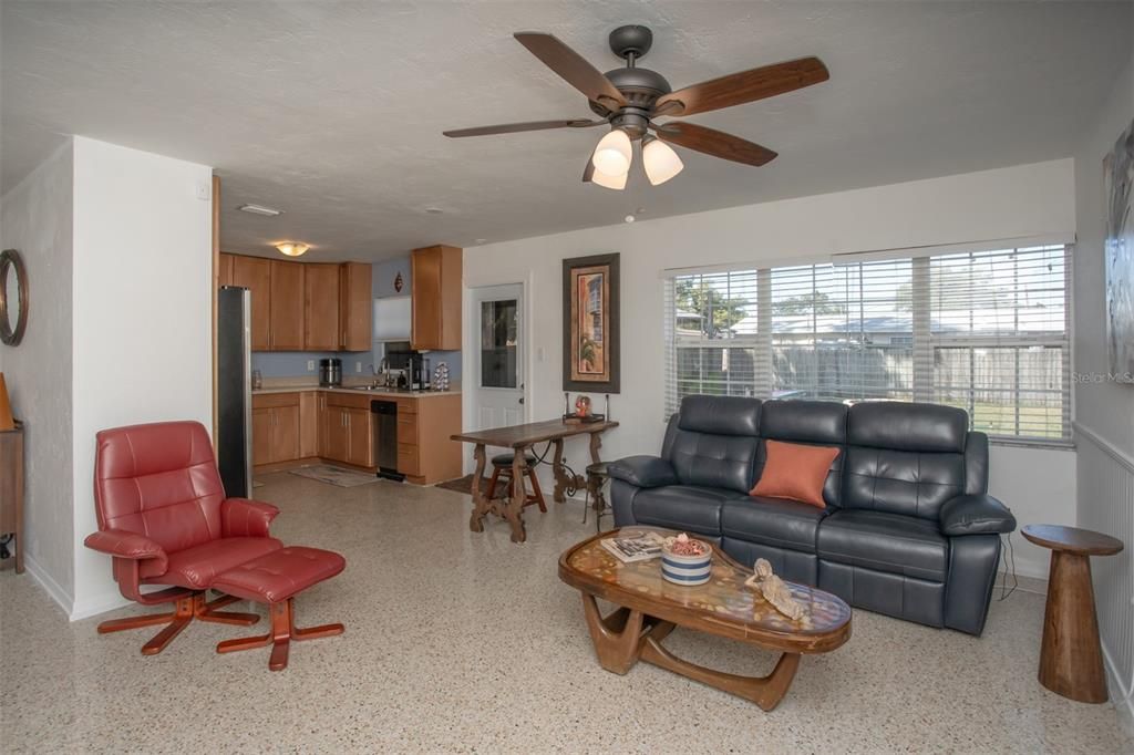 待售: $325,000 (2 贝兹, 1 浴室, 987 平方英尺)