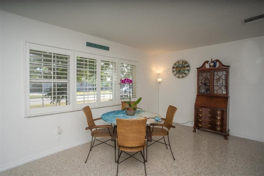 待售: $325,000 (2 贝兹, 1 浴室, 987 平方英尺)