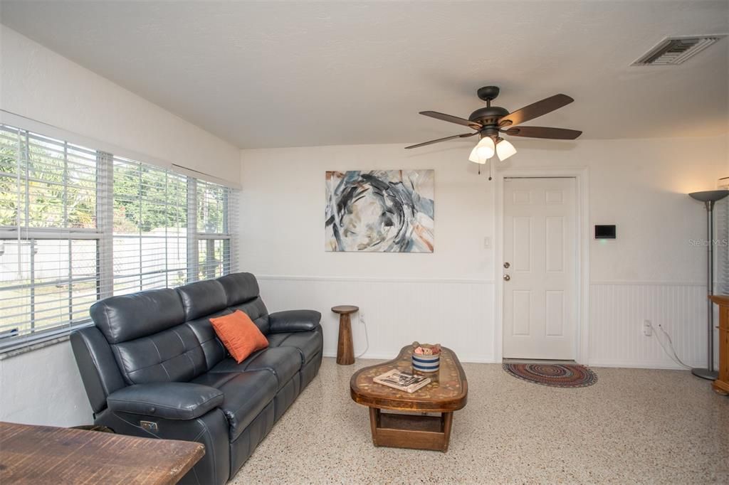 待售: $325,000 (2 贝兹, 1 浴室, 987 平方英尺)