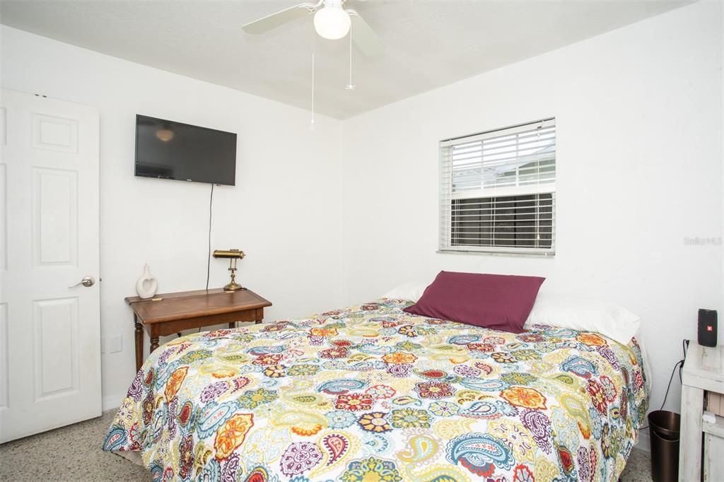 待售: $325,000 (2 贝兹, 1 浴室, 987 平方英尺)