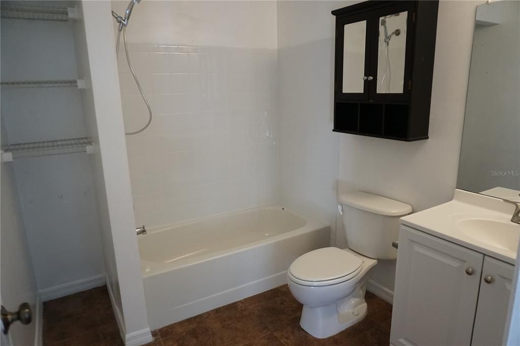 For Rent: $1,450 (1 beds, 1 baths, 715 Square Feet)