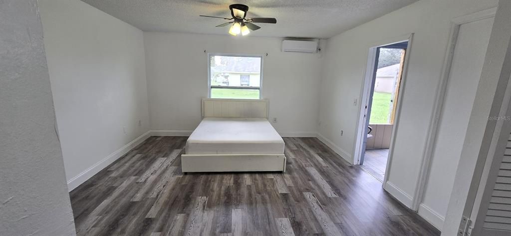 For Rent: $950 (1 beds, 1 baths, 250 Square Feet)