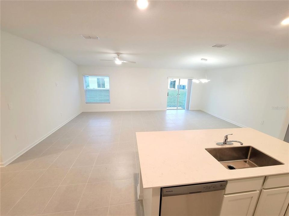 出租: $2,500 (4 贝兹, 3 浴室, 2174 平方英尺)