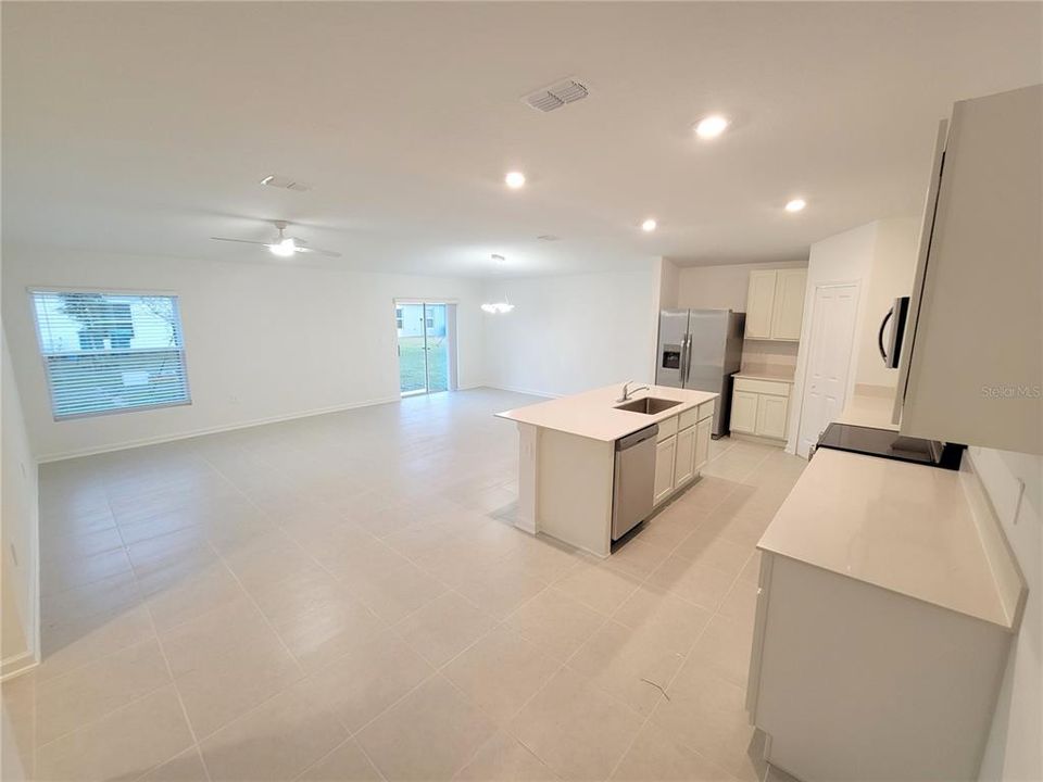 出租: $2,500 (4 贝兹, 3 浴室, 2174 平方英尺)