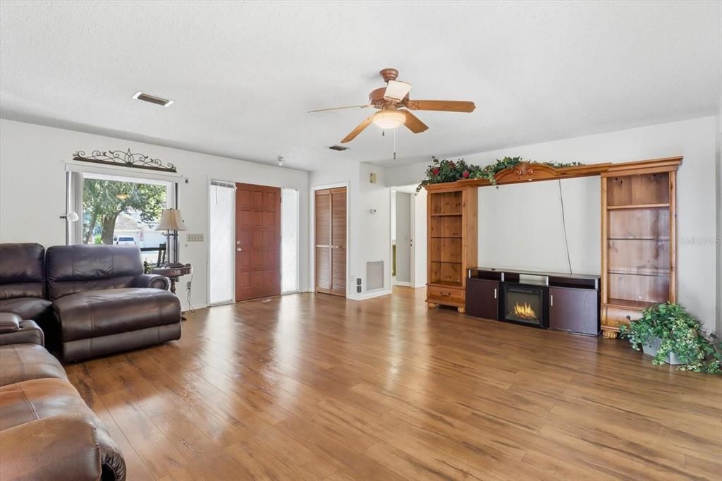 На продажу: $245,000 (2 спален, 2 ванн, 1430 Квадратных фут)