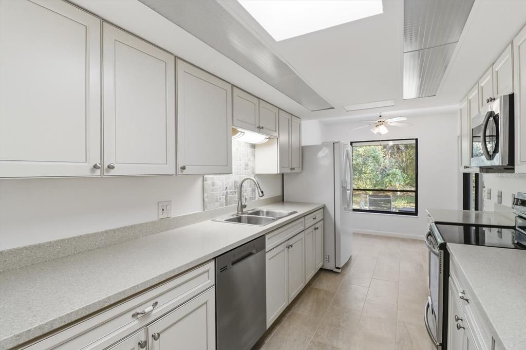 На продажу: $245,000 (2 спален, 2 ванн, 1430 Квадратных фут)