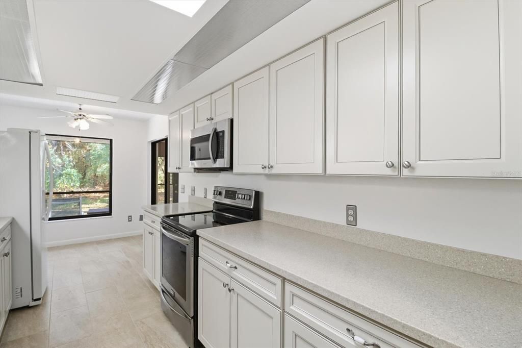 На продажу: $245,000 (2 спален, 2 ванн, 1430 Квадратных фут)