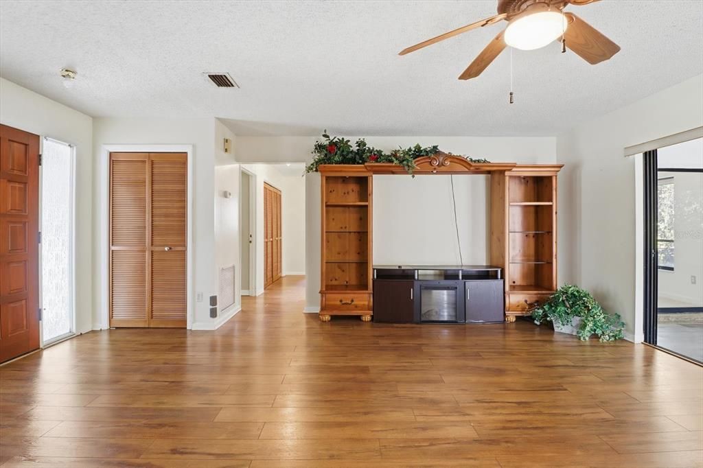 На продажу: $245,000 (2 спален, 2 ванн, 1430 Квадратных фут)