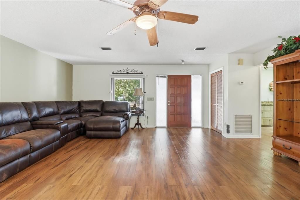 На продажу: $245,000 (2 спален, 2 ванн, 1430 Квадратных фут)