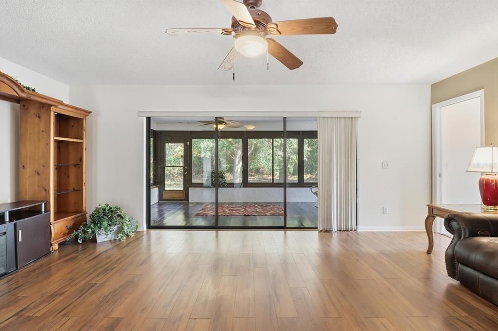 На продажу: $245,000 (2 спален, 2 ванн, 1430 Квадратных фут)