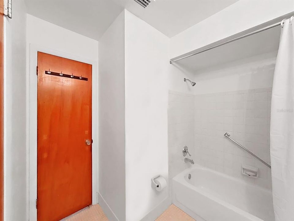 For Sale: $129,000 (1 beds, 1 baths, 750 Square Feet)