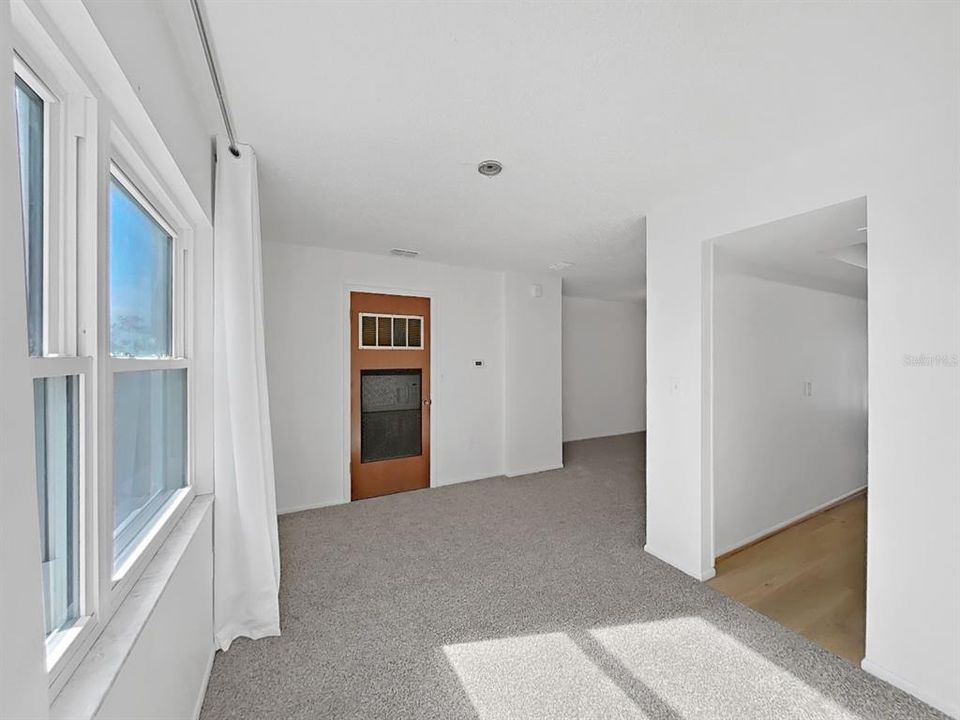 For Sale: $129,000 (1 beds, 1 baths, 750 Square Feet)