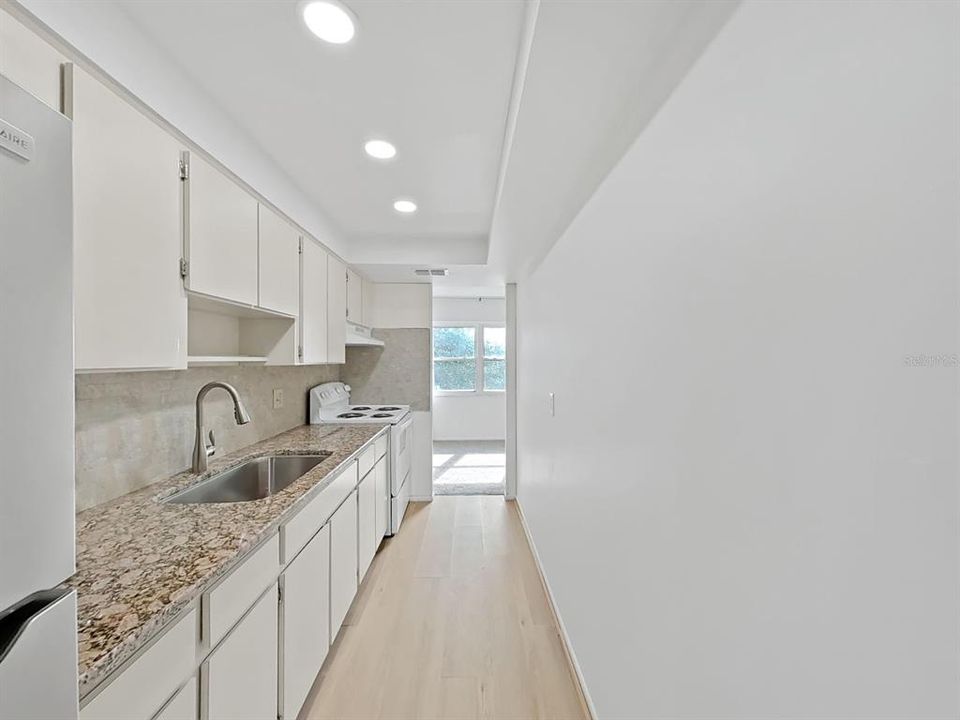 For Sale: $129,000 (1 beds, 1 baths, 750 Square Feet)