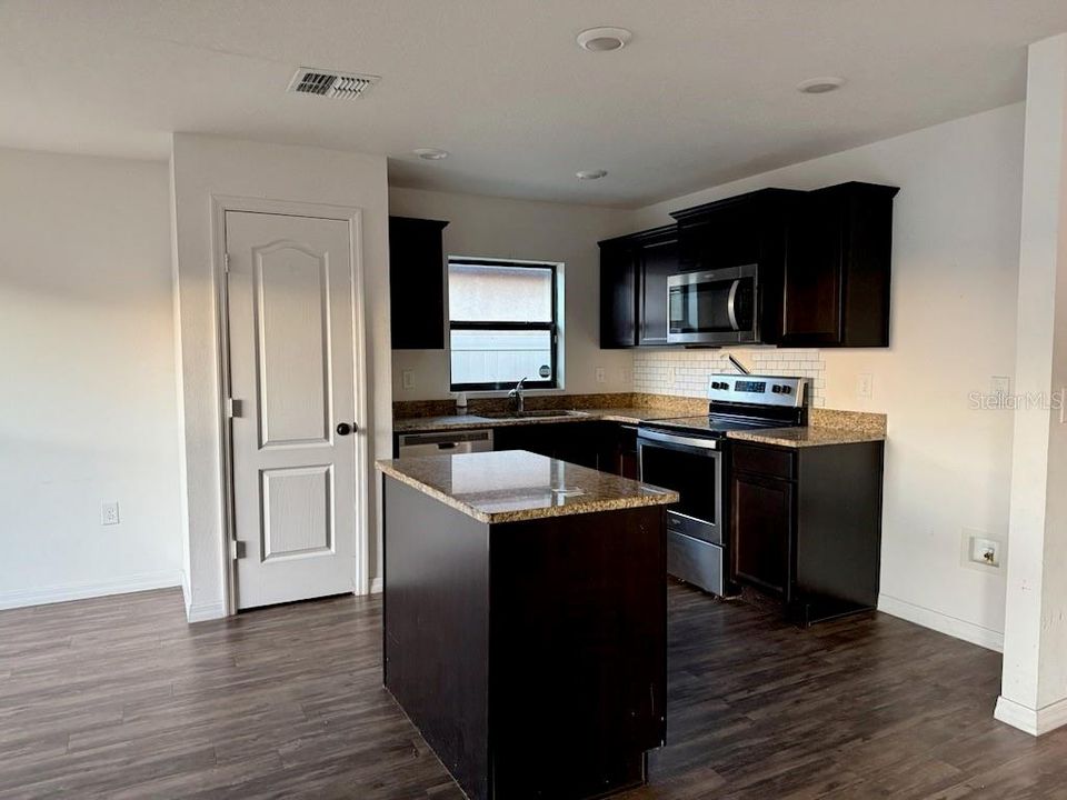 For Rent: $2,250 (3 beds, 2 baths, 1378 Square Feet)