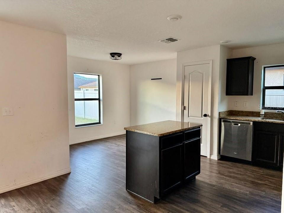 For Rent: $2,250 (3 beds, 2 baths, 1378 Square Feet)