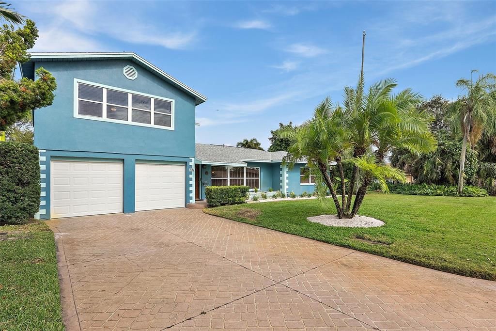 For Sale: $990,000 (3 beds, 3 baths, 2955 Square Feet)