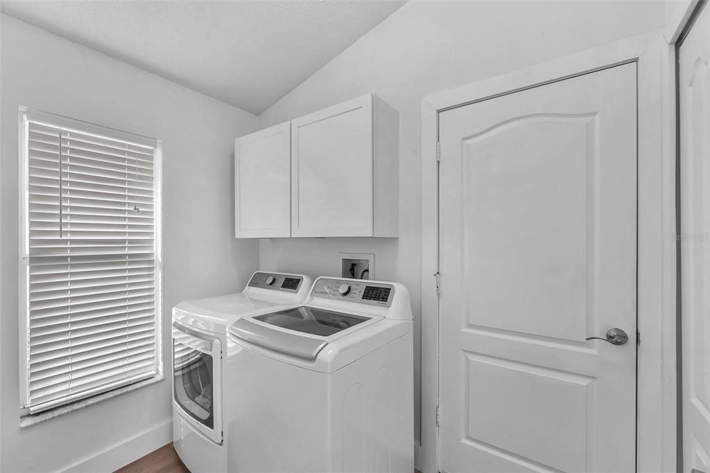 待售: $425,000 (4 贝兹, 2 浴室, 2082 平方英尺)