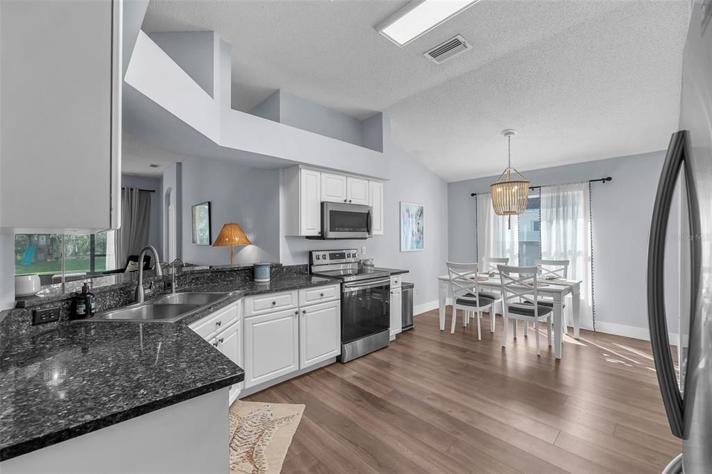 待售: $425,000 (4 贝兹, 2 浴室, 2082 平方英尺)