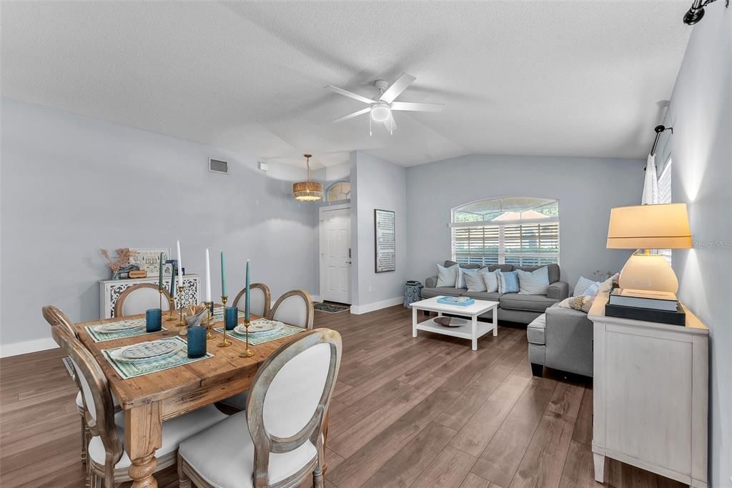 待售: $425,000 (4 贝兹, 2 浴室, 2082 平方英尺)