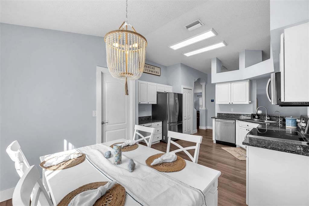 待售: $425,000 (4 贝兹, 2 浴室, 2082 平方英尺)