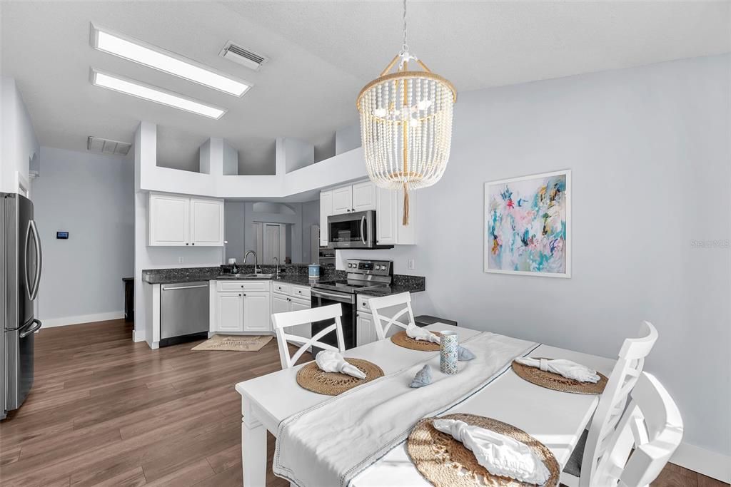 待售: $425,000 (4 贝兹, 2 浴室, 2082 平方英尺)