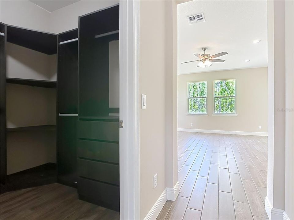 For Sale: $700,000 (4 beds, 3 baths, 2927 Square Feet)