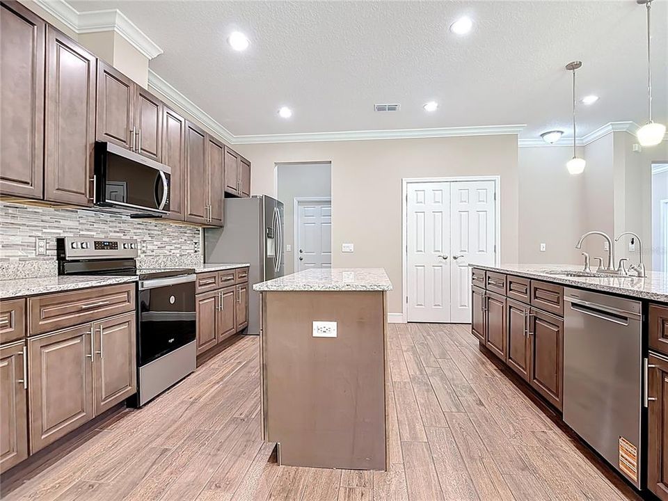 For Sale: $700,000 (4 beds, 3 baths, 2927 Square Feet)