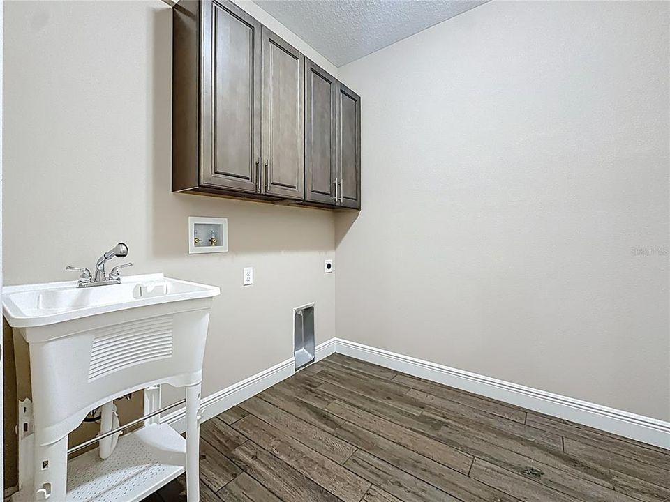 For Sale: $700,000 (4 beds, 3 baths, 2927 Square Feet)