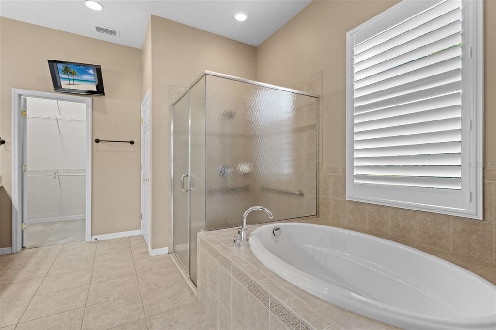 For Sale: $500,000 (2 beds, 2 baths, 2021 Square Feet)