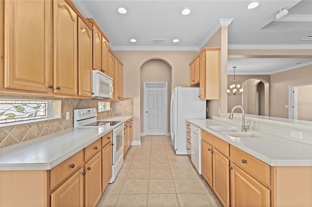 For Sale: $500,000 (2 beds, 2 baths, 2021 Square Feet)