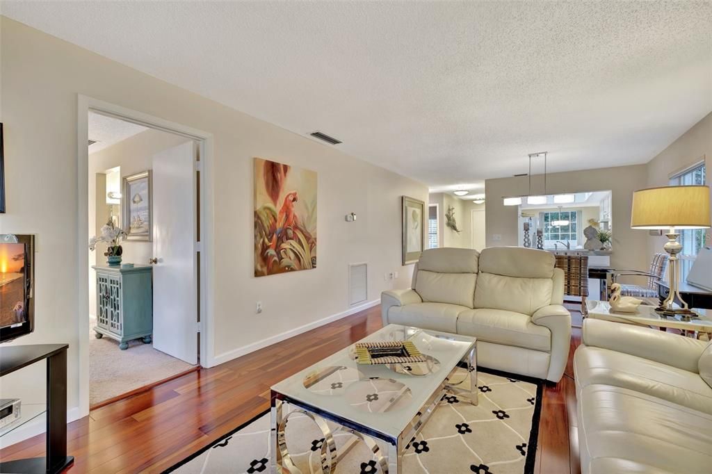 待售: $279,000 (2 贝兹, 2 浴室, 1127 平方英尺)