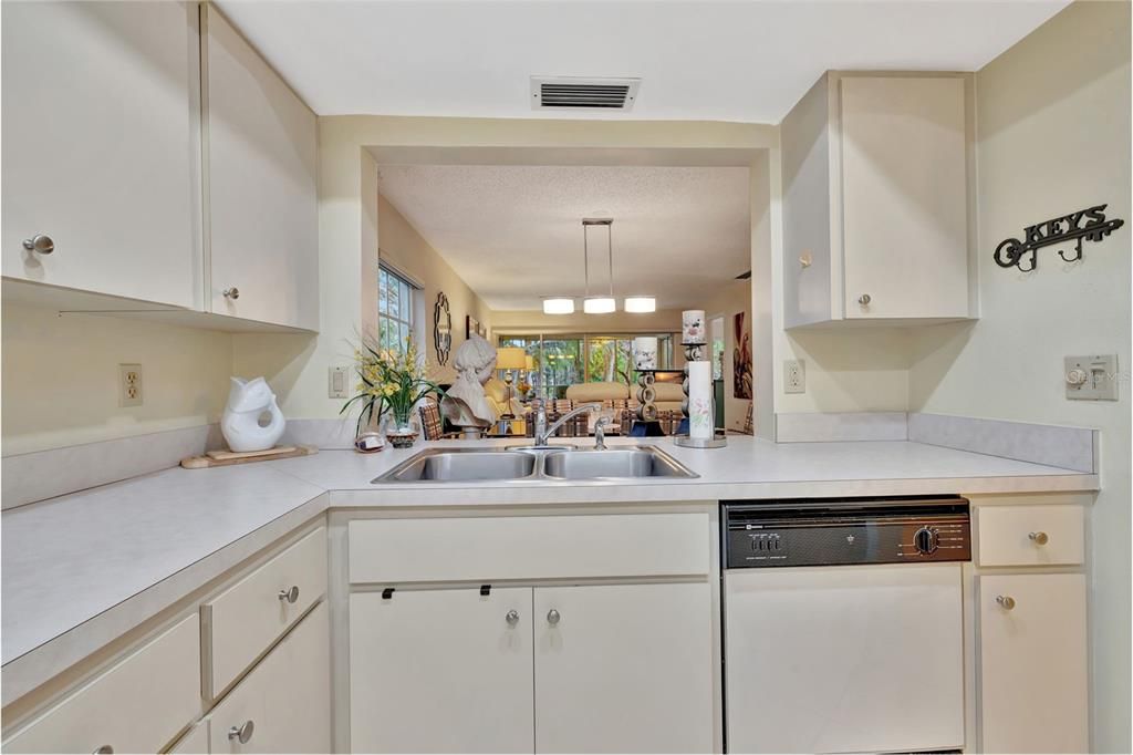 待售: $279,000 (2 贝兹, 2 浴室, 1127 平方英尺)