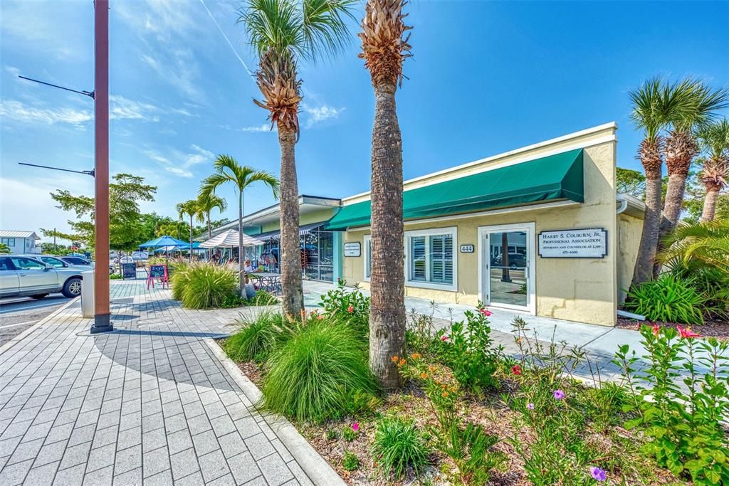 For Sale: $799,000 (3 beds, 2 baths, 2528 Square Feet)