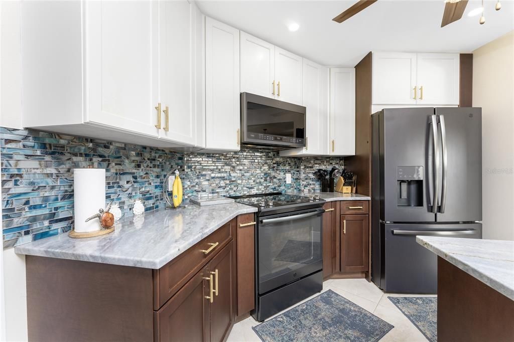 For Sale: $799,000 (3 beds, 2 baths, 2528 Square Feet)