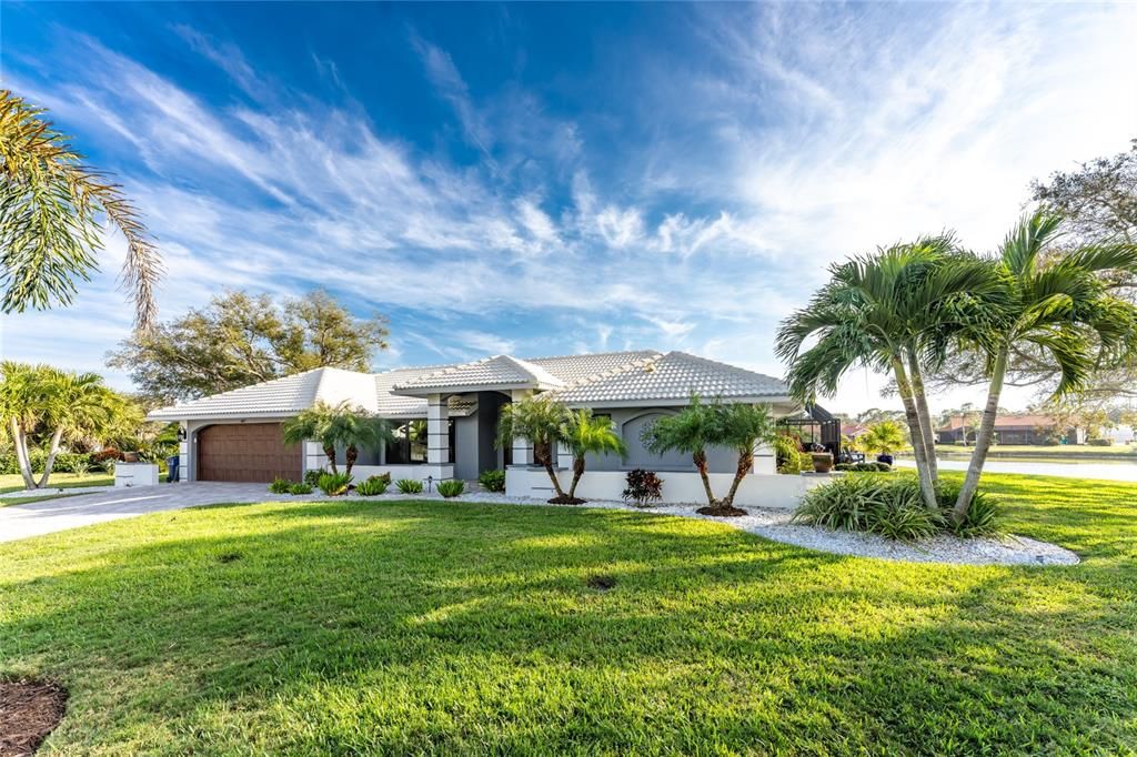 For Sale: $799,000 (3 beds, 2 baths, 2528 Square Feet)