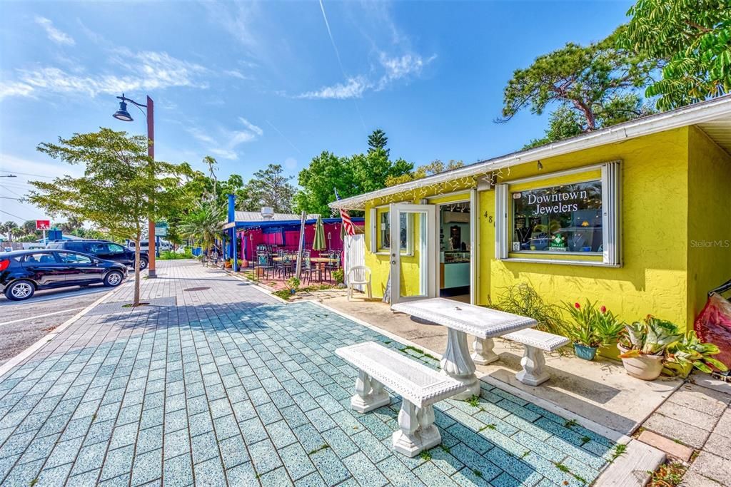 For Sale: $799,000 (3 beds, 2 baths, 2528 Square Feet)