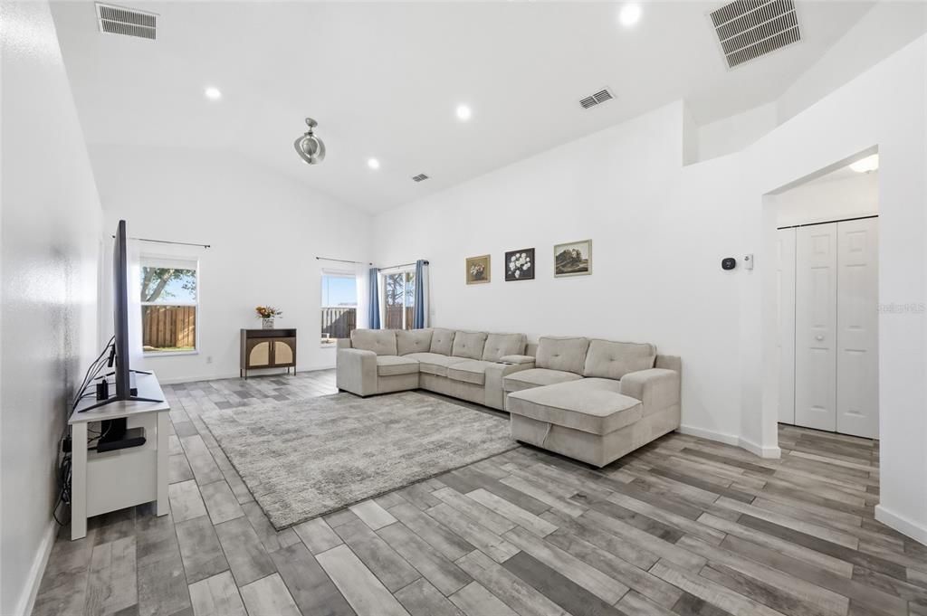 For Sale: $335,000 (3 beds, 2 baths, 1614 Square Feet)