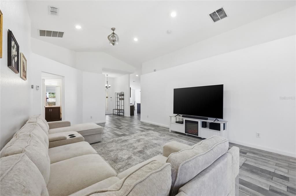 For Sale: $335,000 (3 beds, 2 baths, 1614 Square Feet)