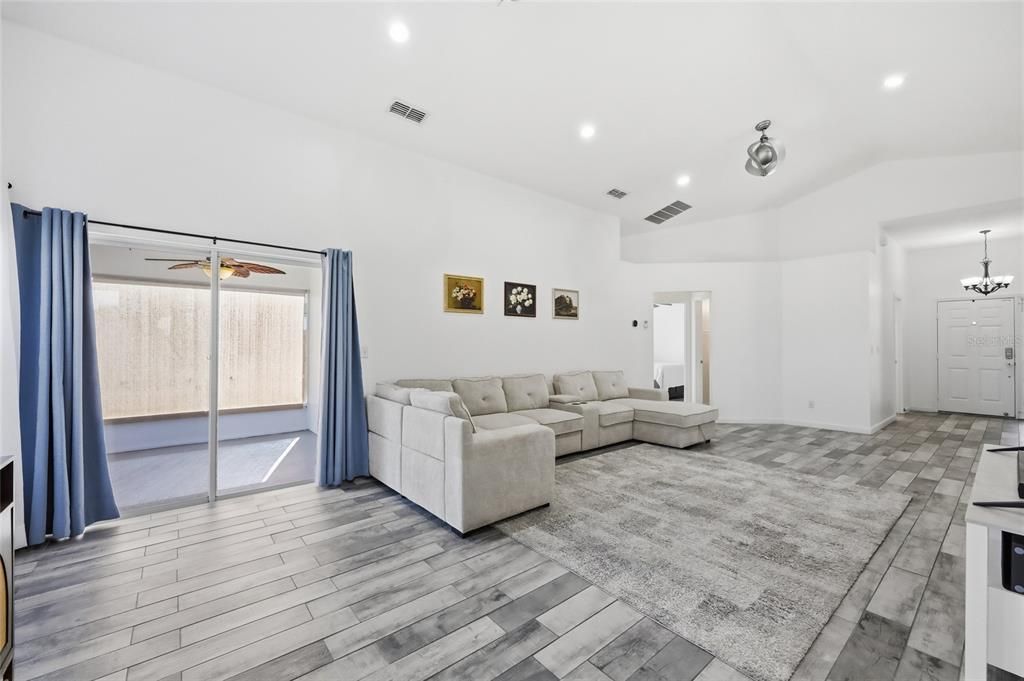 For Sale: $335,000 (3 beds, 2 baths, 1614 Square Feet)