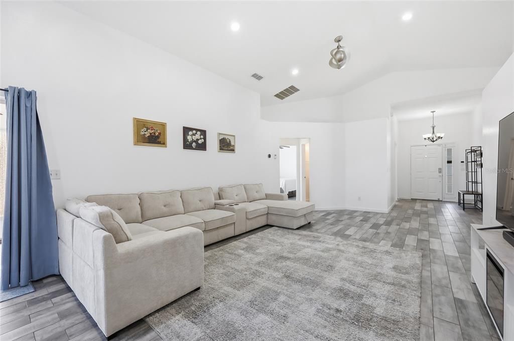 For Sale: $335,000 (3 beds, 2 baths, 1614 Square Feet)