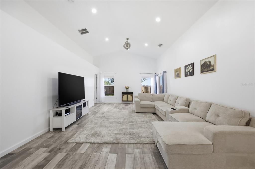 For Sale: $335,000 (3 beds, 2 baths, 1614 Square Feet)