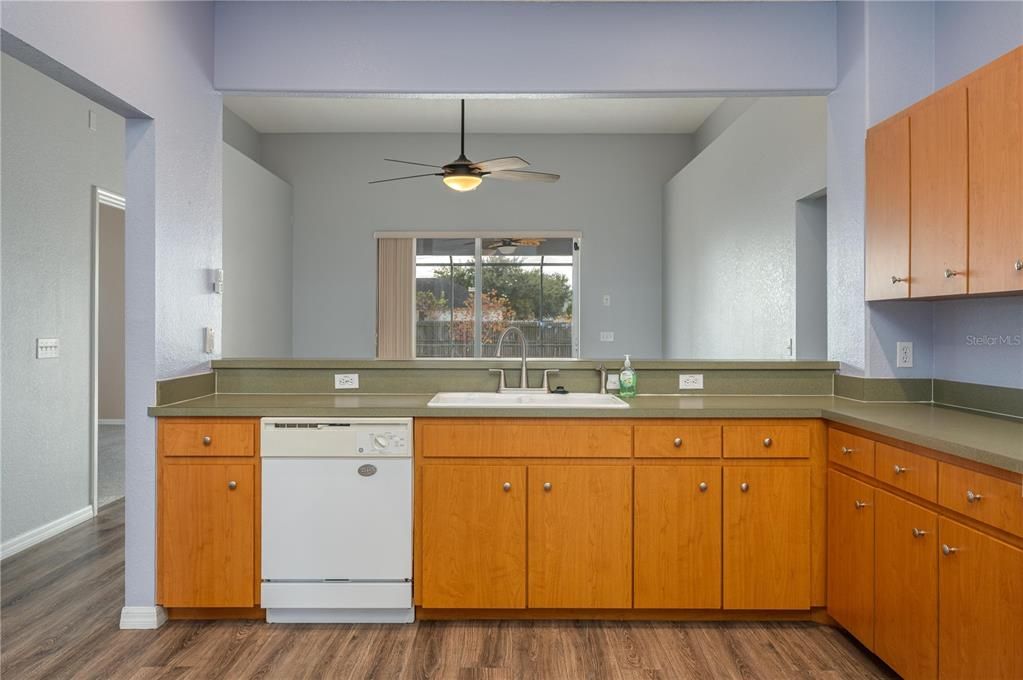 На продажу: $339,000 (4 спален, 2 ванн, 2038 Квадратных фут)