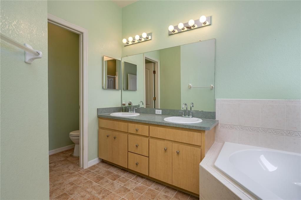 На продажу: $339,000 (4 спален, 2 ванн, 2038 Квадратных фут)