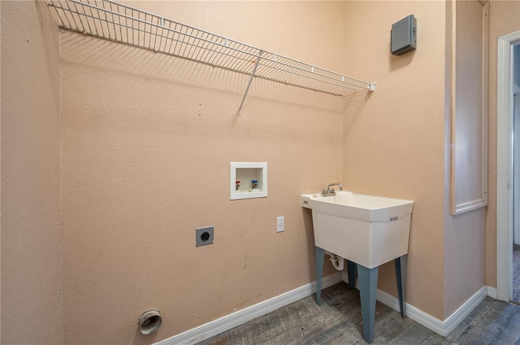 На продажу: $339,000 (4 спален, 2 ванн, 2038 Квадратных фут)