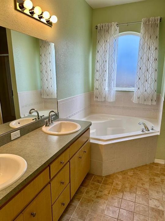 На продажу: $339,000 (4 спален, 2 ванн, 2038 Квадратных фут)