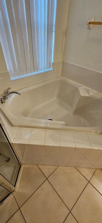 For Rent: $2,400 (3 beds, 2 baths, 2533 Square Feet)